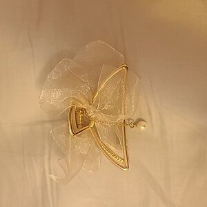 Claw Clip Golden with Bow and Pearl
